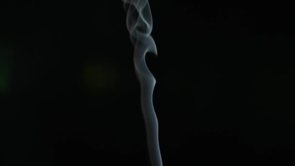 Λευκός Καπνός Από Λιβάνι Που Ρέει Μαύρο Φόντο — Αρχείο Βίντεο