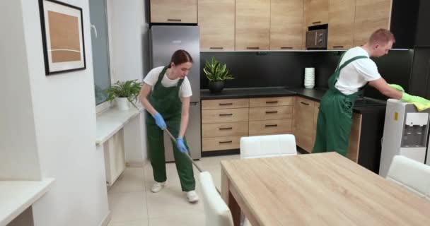 Petugas Kebersihan Yang Bekerja Dapur Kantor Layanan Pembersihan — Stok Video