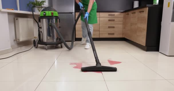 管理员在办公室厨房里吸尘地板 特写镜头 清洁服务 — 图库视频影像