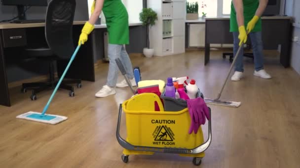 Woźni Pracujący Biurze Skupiają Się Wiadrze Zapasami Usługi Sprzątania — Wideo stockowe