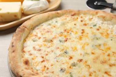 Masada leziz peynirli pizza, yakın çekim manzaralı.