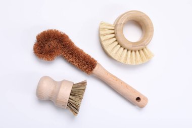 Beyaz arkaplanda temizlik fırçaları, düz uzanma