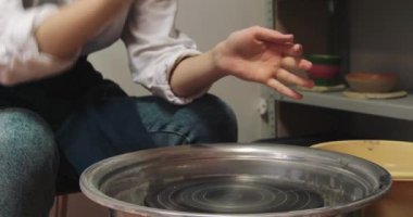 Potter kil ve tekerlek atölyesinde çalışıyor, yakın plan. Seramik sanat