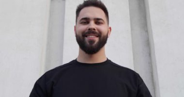 VR deneyimi. Genç adam kameraya sanal gerçeklik kulaklığı takıyor.