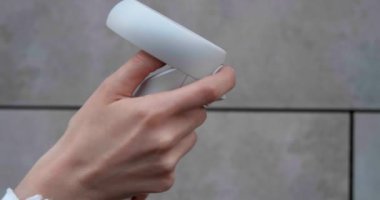 VR deneyimi. Binanın yakınında hareket kontrol cihazı kullanan kadın, yakın plan.