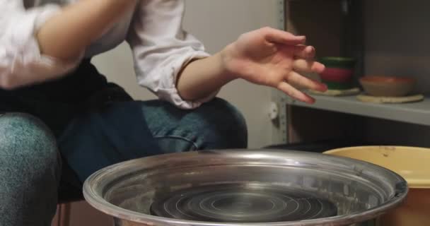 波特和粘土一起工作 在车间里扔轮子 陶瓷艺术 — 图库视频影像
