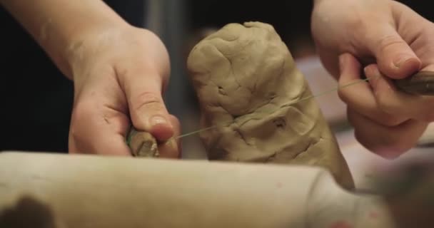 Поттер Режет Глину Столом Крупным Планом Керамическое Искусство — стоковое видео