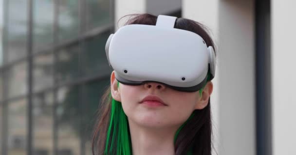 Pengalaman Wanita Muda Dengan Virtual Reality Headset Dekat Bangunan — Stok Video