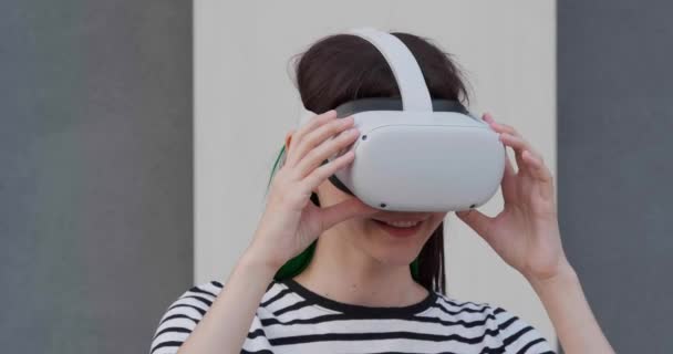 Pengalaman Wanita Muda Dengan Virtual Reality Headset Dekat Bangunan — Stok Video