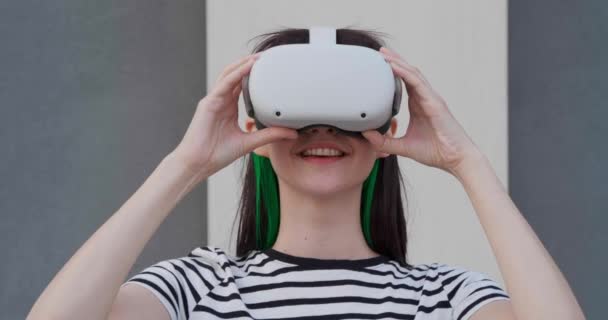 Zažijte Mladá Žena Nosí Virtuální Realita Sluchátka Blízkosti Budovy — Stock video