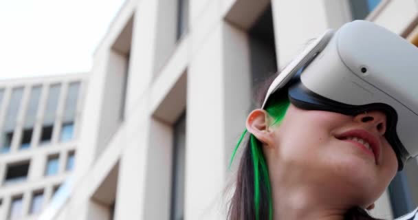 Pengalaman Wanita Muda Dengan Virtual Reality Headset Dekat Bangunan Pandangan — Stok Video