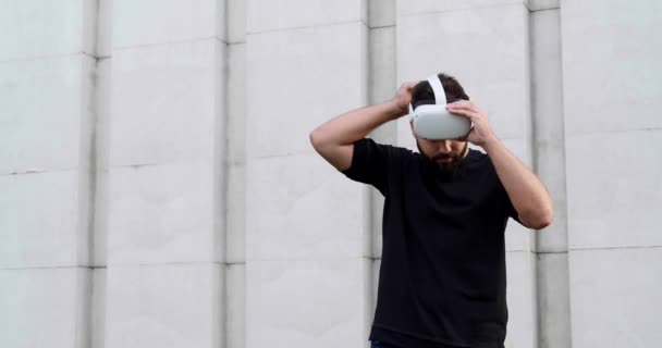 Ervaren Jongeman Draagt Virtual Reality Headset Buurt Van Gebouw Buiten — Stockvideo