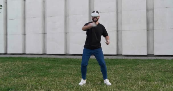 Upplev Ung Man Med Virtuell Verklighet Headset Och Motion Controllers — Stockvideo