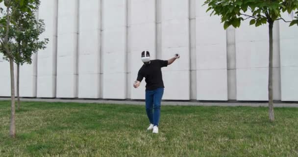 Experience Young Man Virtual Reality Headset Motion Controllers Outdoors — Stock Video