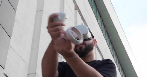 Досвід Молода Людина Гарнітурою Віртуальної Реальності Контролерами Руху Біля Будівництва — стокове відео
