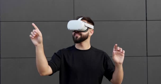 Pengalaman Anak Muda Dengan Virtual Reality Headset Dekat Bangunan — Stok Video