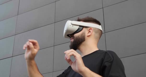 Ervaren Jongeman Met Virtual Reality Headset Buurt Van Gebouw Lage — Stockvideo