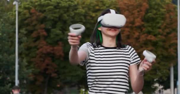 Experimentează Femeie Tânără Căști Realitate Virtuală Controlere Mișcare Parc Aer — Videoclip de stoc