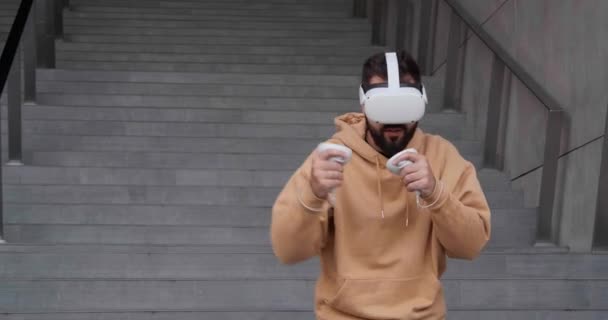 Zažijte Mladý Muž Sluchátky Virtuální Reality Poblíž Budovy — Stock video
