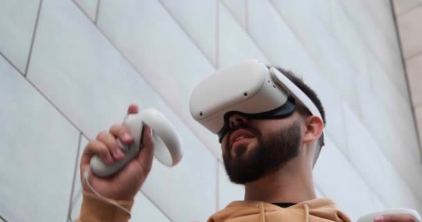 Ervaren Jongeman Met Virtual Reality Headset Motion Controllers Buurt Van — Stockvideo