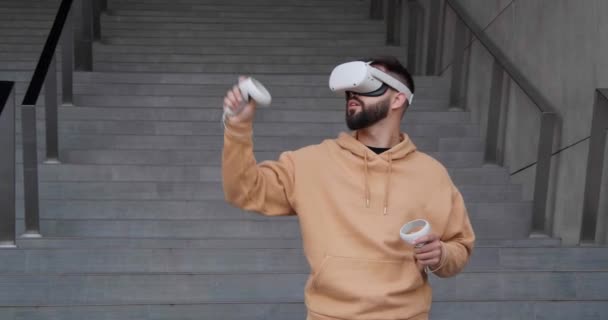 Εμπειρία Νεαρός Άνδρας Ακουστικά Εικονικής Πραγματικότητας Κοντά Στο Κτίριο — Αρχείο Βίντεο