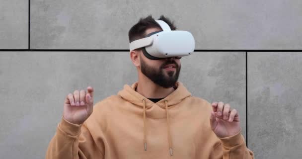 Досвід Молодий Чоловік Гарнітурою Віртуальної Реальності Біля Будівлі — стокове відео
