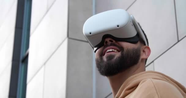 Experimentează Tânăr Căști Realitate Virtuală Lângă Clădire Vedere Unghi Scăzut — Videoclip de stoc