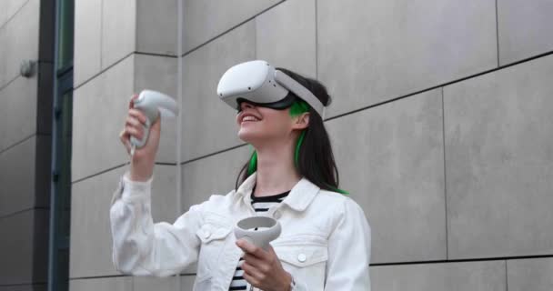Ervaren Jonge Vrouw Met Virtual Reality Headset Motion Controllers Buurt — Stockvideo
