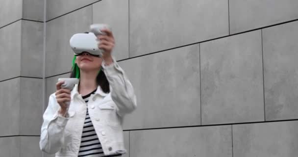 Erleben Sie Junge Frau Mit Virtual Reality Headset Und Bewegungssteuerung — Stockvideo