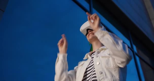 Experimenta Mujer Joven Con Auriculares Realidad Virtual Cerca Del Edificio Vídeo De Stock