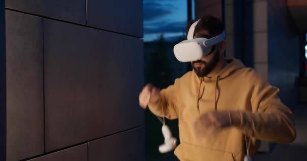 Zažijte Mladý Muž Virtuální Realitou Sluchátka Pohybové Ovladače Blízkosti Budovy — Stock video