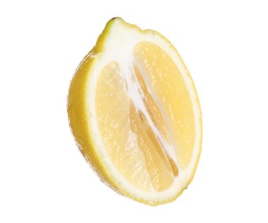 Taze limonun yarısı beyaza izole edilmiş.