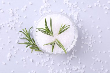 Tuz ve biberiye kasede Işık masasında, düz yatıyordu