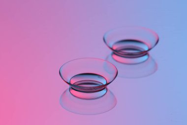 Ayna yüzeyinde çift kontakt lens