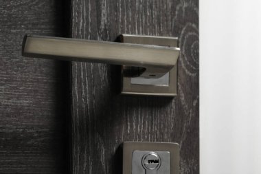 Metal saplı ahşap kapı, yakın plan.