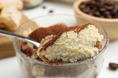 Cam ve kaşıkla nefis tiramisu. Masada, yakın plan.