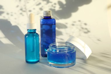 Beyaz arka planda lüks kozmetik ürünleri seti