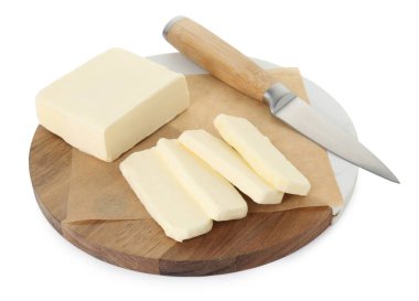Lezzetli kesilmiş tereyağı ve bıçaklı tahta beyaza izole edilmiş.