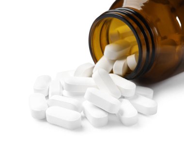 Beyaza izole edilmiş vitamin kapsülleri olan şişe