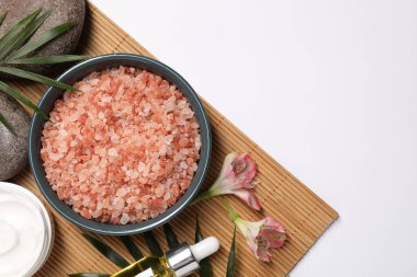 Beyaz zemin üzerinde doğal deniz tuzu bulunan düz bir bileşim. Metin için boşluk