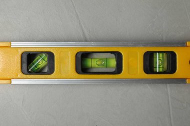 Gri masadaki bina seviyesi, üst görünüm