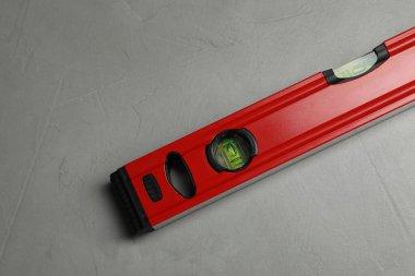 Gri masadaki bina seviyesi, üst manzara. Metin için boşluk