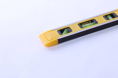 Beyaz arka planda sarı bina seviyesi. Yapı aracı