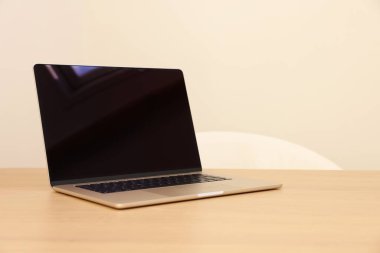 Modern laptop ahşap masada. Metin için boşluk