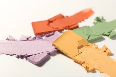 Beyaz arkaplanda farklı renk düzeltme örnekleri, yakın plan