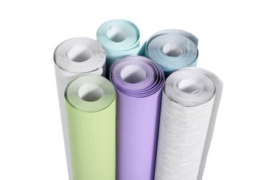 Beyaz üzerine izole edilmiş birçok farklı duvar kağıdı ruloları