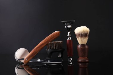 Siyah ayna yüzeyinde bıyık ve sakal şekillendirme araçları