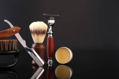 Siyah ayna yüzeyinde bıyık ve sakal şekillendirme aletleri. Metin için boşluk