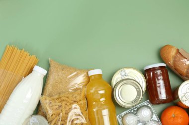 İnsani yardım. Yeşil arka planda bağışlanmak üzere farklı gıda ürünleri. Metin için boşluk