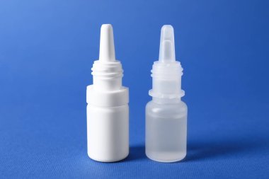 Mavi arka planda tıbbi damlalar